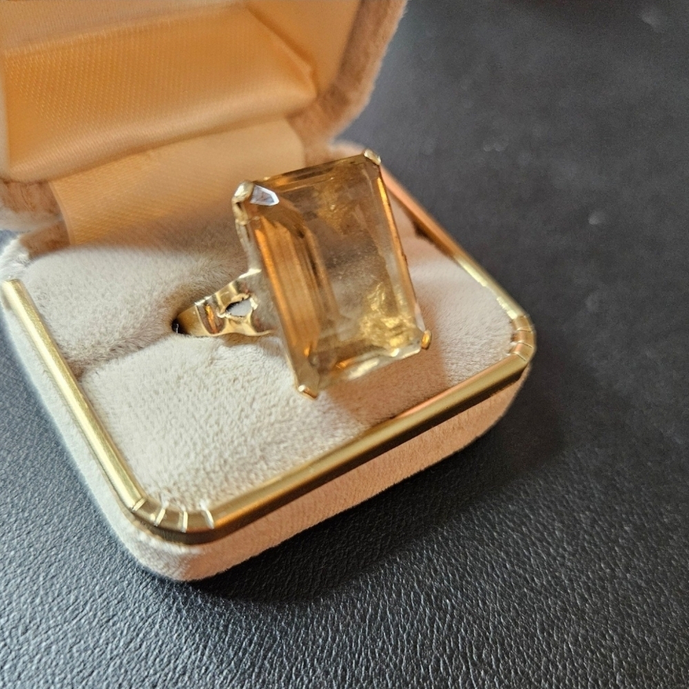 Elegant Gold Ring with Citrine Stone
